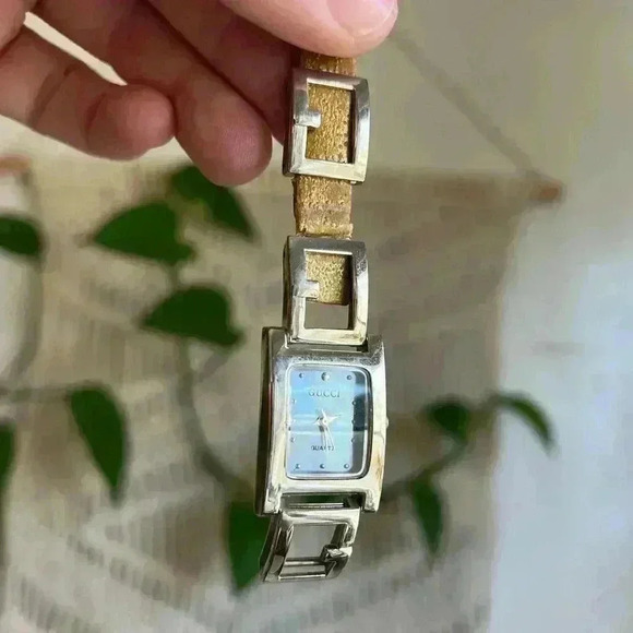 Vintage Gucci Women’s Watch - Square Silver Face with Broken Leather Strap As-Is - Picture 2 of 8